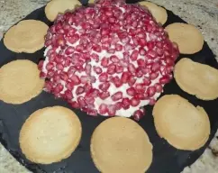 Step <p>-Mientras se enfría el paté, desnagramos la granada y colocamos los granos en un bol.Volcamos la semi esfera en los granos de granada presionando suavemente para que se adhieran.</p><p>-Servimos con biscotes para untar.</p> illustration