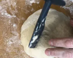 Step <p>Lo retiramos del vaso sobre una superficie y le damos forma de bola .</p><p>De esta vamos a cortar 14 raciones las cuales son 12 uvas, rabito y hoja.</p> illustration