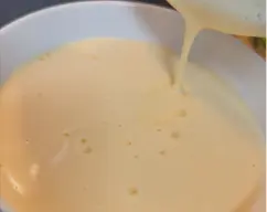 Step <p>Ponemos en el vaso la mariposa y echamos los huevos, el agua y el azúcar y batimos 3 min/70º/vel 3.5. A continuación batimos otros 3 min/vel 3.5.</p><p>Reservamos en un bol.</p> illustration