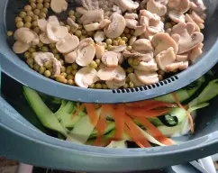 Step <p>Ponga en el vaso la cebolla, el ajo, el pimiento rojo, el pimiento verde y el aceite. Trocee 4 seg/vel 4.</p><p><br></p><p>-Retire el cubilete y sitúe el recipiente Varoma en su posición con la coliflor, el calabacín y la zanahoria. Coloque la bandeja Varoma y ponga los tirabeques y los champiñones.</p><p>-Tape el Varoma y programe 12 min/Varoma/?/vel 1.</p><p><br></p><p>-Mientras tanto, cueza los espaguetis en abundante agua con sal durante 8-9 minutos. Retire el Varoma.</p> illustration