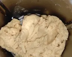 Step <p>Para la masa, introduce todos los ingredientes (mantequilla, harina, levadura, azúcar, el huevo y las gotas de aromas) en el vaso de la Thermomix y mezcla todo durante 30 segundos / velocidad 6.</p> illustration