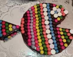 Step <p>*Bizcocho de chocolate:</p><p>-Precalentamos el horno a 180º. En la base de un molde desmoldable de 23 cm. de diámetro ponemos papel para hornear y engrasamos las paredes con un poco de mantequilla o margarina. Reservamos.</p><p><br></p><p>-En el vaso de la Thermomix, ponemos la maizena, el cacao, el azúcar moreno y el agua. Programamos 5 minutos/ 100º / velocidad 3½.</p><p><br></p><p>-Echamos el chocolate en trocitos y la mantequilla. Programamos 1 minuto/velocidad 4/sin temperatura. Con el calor residual el chocolate se fundirá completamente.</p><p><br></p><p>-Añadimos el aceite de girasol, la vainilla y 1 huevo. Mezclamos durante 20 segundos/ velocidad 3.</p><p><br></p><p>-Agregamos el otro huevo y volvemos a programar otros 20 segundos)velocidad 3.</p><p><br></p><p>-Echamos el azúcar y programamos 30 segundo/ velocidad 3½.</p><p>-Incorporamos la harina y la levadura. Mezclamos durante 8 segundos/velocidad 3. Con la espátula, terminamos de mezclarlo todo bien.</p><p><br></p><p><br></p><p>-Vertemos esta mezcla en el molde reservado y horneamos durante 40 minutos, a 180º (antes de sacarlo, pinchamos con un palillo para comprobar que está hecho).</p><p><br></p><p>-Sacamos del horno, esperamos a que temple, desmoldamos y dejamos que enfríe completamente antes de echar la cobertura de chocolate.</p><p><br></p><p>2.- Cobertura de chocolate:</p><p><br></p><p>Ponemos la nata en el vaso de la Thermomix y programamos 5 minutos/ 100º / velocidad 1.</p><p><br></p><p>-Añadimos el chocolate en trocitos y programamos 1 minuto/velocidad 4. El chocolate se fundirá con el calor del vaso y quedará una crema.</p><p>-Dejamos que temple un poco para poder extenderla mejor.</p><p><br></p><p>3.- Montaje y decoración:</p><p><br></p><p>-Cuando el bizcocho esté frío, con un cuchillo grande y bien afilado cortamos la parte de arriba que ha quedado abombada, para que quede una superficie lisa. Damos la vuelta al bizcocho para que la parte superior esté completamente lisa y recta.</p><p>-Cortamos un triángulo para hacer la cola y dejar el hueco de la boca.</p><p><br></p><p><br></p><p><br></p><p><br></p> illustration