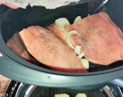 Step <p>Colocar el agua y 1 cucharadita de sal en el vaso. Introducir el cestillo y pesar la papa dentro. Engrasar la bandeja Varoma.</p><p><br></p><p><br></p><p><br></p><p><br></p><p><br></p><p><br></p><p><br></p><p>-Sazonar los filetes de salmón con jugo de limón, ½ cucharadita de sal restante y pimienta y colocarlos en la bandeja Varoma. Colocar la bandeja Varoma dentro del recipiente Varoma, colocar el Varoma en su posición y cocinar al vapor 20 min/Varoma/vel 1.</p><p><br></p><p><br></p><p><br></p><p><br></p><p><br></p><p><br></p><p><br></p><p>-Retirar el Varoma, retirar el cestillo con la muesca de la espátula, reservar los filetes de salmón y las papas y mantener calientes. Vaciar el vaso.</p><p><br></p><p><br></p><p><br></p><p><br></p><p><br></p><p><br></p><p><br></p><p>-Colocar la cebolla en el vaso y picar 5 seg/vel 5. Con ayuda de la espátula bajar la cebolla hacia el fondo del vaso.</p><p><br></p><p><br></p><p><br></p><p><br></p><p><br></p><p><br></p><p><br></p><p>-Añadir la manteca y saltear 2 min/120°C/vel 1.</p><p><br></p><p><br></p><p><br></p><p><br></p><p><br></p><p><br></p><p><br></p><p>-Añadir 150 g de champiñones, el vino blanco seco, la crema y el queso crema y cocinar 5 min/90°C/vel 2.</p><p><br></p><p><br></p><p><br></p><p><br></p><p><br></p><p><br></p> illustration