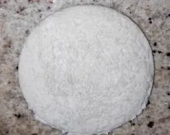 Step <p>Cubre con mayonesa, dale forma con una cucharita, agrega la aceituna deshidratada y adorna. Vierte unas gotas de aceite al aroma de trufa en el plato. Listo</p><p><br></p><p><br></p><p><br></p><p><br></p><p></p> illustration