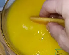 Step <p>remoje brevemente la mitad de los bozcochos de soletilla en el zumo de naranja, lo justo para que se empape sin romperse y vaya colocandolos en el fondo de una bandeja rectangulas (23 cm x 15 cm x 8 cm ). Extienda la mitad de la mezcla de mascarpone sobre la base de bizcochos.</p><p><br></p> illustration