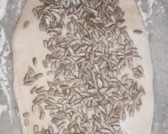 Step <p>Pesar en una jarra el agua templada y el aceite. reservar.</p><p><br></p><p><br></p><p><br></p><p>echar al vaso la harina, levadura y sal, 4 seg/ vel.4</p><p><br></p><p>con la Thermomix en marcha, en vel.4, ir echando el agua y aceite reservados. después programar 2 min/vel. espiga.</p> illustration