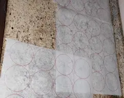 Step <p>Para comenzar esta rica y además hermosa receta debe derretir el chocolate fondant, lo puede hacer en el microondas o a baño de maría.</p><p><br></p><p>-Una vez derretido el chocolate, extienda una lámina de papel encerado o papel de horno sobre la mesa y dibuje circunferencias del tamaño que desee (un vaso le puede servir de guía fácilmente).</p><p><br></p><p>-Para formar los círculos de chocolate, con una cuchara coloque un poco de chocolate dentro del dibujo de la circunferencia y haciendo movimientos circulares extienda el chocolate, hasta formar un disco.</p><p><br></p><p>-Depende del tamaño de los círculos y de la altura que desee hacer las milhojas, por lo que calcule los números de discos. No olvide agregarles el crocanti antes de que solidifiquen a algunos discos que servirán de tapas.</p> illustration