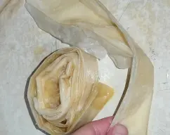 Step <p>Mientras tanto, ponemos la leche, , la piel de limón, y el palo de canela y la nata en el vaso del Thermomix® e infusionamos, programando 10 min. / 90º grados /velocidad 1.</p> illustration