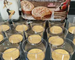 Step <p>Mientras mojar las galletas en la leche y colocar en el fondo de los vasitos.<br></p> illustration