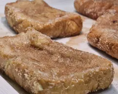 Step <p>Ponemos en el vaso la leche, 150 g de azúcar, la piel de limón y el palo de canela. Programamos 12 min/90°C//vel 1. Vertemos la mezcla en un bol y dejamos reposar aprox. 15 minutos, hasta que esté tibia. Retiramos las pieles y el palo de canela.</p> illustration