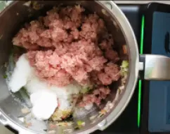 Step <p>Añadimos la sal, la carne y el agua o vino según nuestra elección. </p> illustration