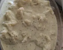 Step <p>Retiramos el varoma y colocamos la coliflor en una fuente. Añadimos ahora al vaso la leche, los quesitos y un poquito de pimienta blanca.</p><p>-Hacemos 30 segundos / velocidad progresiva 5-10. Vertemos sobre la coliflor y servir.</p> illustration