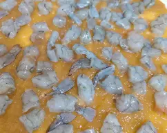 Step <p>Con el rodillo, extienda la otra mitad de la masa. Pincele el borde de la masa inferior con agua y coloque la otra masa extendida encima. Presione los bordes y cierre la empanada. Pinche la superficie de la empanada para que salga el vapor, pincele con el huevo batido y espolvoree con las semillas de sésamo.</p> illustration