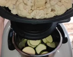 Step <p>Ponemos en el vaso la cebolla y el aceite. Hacemos 4 segundos / velocidad 4</p><p><br></p><p>-Hacemos ahora 4 minutos / varoma / velocidad 1</p><p><br></p><p>- Añadimos el cubito de caldo, el agua y el calabacín. Situamos el varoma en su posición con la coliflor y hacemos 30 minutos / varoma / velocidad 1</p> illustration
