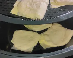 Step <p>ELABORACIÓN DEL PAN BAO</p><p><br></p><p><br></p><p><br></p><p><br></p><p><br></p><p> Poner en el vaso el agua, el azúcar, el aceite y la levadura y calienta 1min/37°/vel 2.</p><p><br></p><p><br></p><p><br></p><p><br></p><p><br></p><p> Añadir la harina y mezclar 30 seg/vel 6. Ahora es el momento de amasar, con el cubilete quitado amasamos 5 min/vel espiga.</p><p><br></p><p><br></p><p><br></p><p><br></p><p><br></p><p> Dejar en el Thermomix® . Si tienes el tm6 activa la función fermentar programando 40 min/37°/fermentar. (En el resto de modelos dejar que duplique el volumen con la tapa y el cubilete puesto, sobre 1 hora y cuarto)..</p><p><br></p><p><br></p><p><br></p><p><br></p><p><br></p><p> Quitar el aire como? Con la espátula despertamos las paredes y volvemos a amasar 5 min/vel espiga.Sacar la masa del thx. Y enrollar formando un cilindro (Se puede enharinar un poco si se empieza a pegar). </p><p><br></p><p><br></p><p><br></p><p>Dejar reposar 5 minutos. </p><p><br></p><p><br></p><p><br></p><p>Cortar el cilindro en 8 partes iguales. Y cada parte darle forma de bola como se ve en el video.</p><p><br></p><p><br></p><p><br></p><p><br></p><p><br></p><p> Coger una pieza, chafarla un poco y con la ayuda de un rodillo la estirarla en forma ovalada.</p><p><br></p><p><br></p><p><br></p><p>Con la ayuda de una brocha poner un poco de aceite hasta algo más de la mitad de la pieza, así al cocinar no se pegará y se podrá abrir fácilmente</p><p><br></p><p><br></p><p><br></p><p><br></p><p><br></p><p> Doblar por la mitad y poner sobre el papel de horno. Repetir con el resto de piezas. </p><p><br></p><p><br></p><p><br></p><p>Los dejamos reposar de 45 minutos a 1 hora, hasta que duplique el volumen. En el recipiente varoma y su bandeja.</p><p><br></p><p><br></p><p><br></p><p><br></p><p><br></p><p> En el vaso ponemos agua y comenzamos a generar vapor, 3 min/varoma/vel 2.</p><p><br></p><p><br></p><p><br></p><p> Es el momento de poner el recipiente varoma en su posición y cocinar los panes Bao, generando vapor 10 min 30 seg/varoma/vel 2. </p><p><br></p><p><br></p><p><br></p><p>Una vez de terminar destapar un poquito la tapa y dejar reposar 5 minutos más, para que nuestro pan Bao no se deshinche. </p><p><br></p><p><br></p><p><br></p><p>Lavamos el vaso.</p> illustration