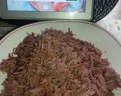 Step <p>AHORA HACEMOS LA TERNERA MECHADA</p><p><br></p><p><br></p><p><br></p><p>INGREDIENTES</p><p><br></p><p><br></p><p><br></p><p>2 cebollas chicas.</p><p><br></p><p><br></p><p><br></p><p>2 zanahorias.</p><p><br></p><p><br></p><p><br></p><p>25 g de aceite.</p><p><br></p><p><br></p><p><br></p><p>100 concentrado de tomate.</p><p><br></p><p><br></p><p><br></p><p>1 cucharada de concentrado verduras.</p><p><br></p><p><br></p><p><br></p><p>200 g de agua.</p><p><br></p><p><br></p><p><br></p><p>100 g de vino tinto. </p><p><br></p><p><br></p><p><br></p><p>1000 g de carne sin nada de grasa y cortada en trozos de 2-3 cms.</p><p><br></p><p><br></p><p><br></p><p>1 cucharadita de sal.</p><p><br></p><p><br></p><p><br></p><p>PREPARACION</p><p><br></p><p><br></p><p><br></p><p>Poner en el vaso las cebollas y la zanahoria 5 seg/vel 5.</p><p><br></p><p><br></p><p><br></p><p>Agregar el aceite y sofreír 10 min/120ºC/giro izq/vel 1.</p><p><br></p><p><br></p><p><br></p><p>Agregar la carne, el concentrado de tomate y el concentrado de verdura, la sal y programar 10 min/120ºC/giro izq/vel 1.</p><p><br></p><p><br></p><p><br></p><p>Agregar el vino y el agua y cocinar 40 min/100ºC/giro izq/vel cuchara.</p><p><br></p><p>Sacar el líquido y desmenuzar 3 seg/giro izq/vel 5.</p><p><br></p><p><br></p><p><br></p><p>Rellenamos el pan bao con la carne y a comer, está buenísimo.</p> illustration