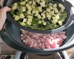 Step <p>Colocar en el vaso la cebolla,los ajos y las hojas de laurel y picamos 5 seg/ Vel 6.</p><p><br></p><p>-Bajamos todo para abajo con la espátula.</p><p><br></p><p>-Añadimos los champiñones,el agua y el concentrado de pollo y programamos 5 minutos/ varoma/ Vel 6.</p><p><br></p><p>- Colocamos el recipiente varoma y colocamos el pollo sazonado con sal y pimienta,echamos el jamón de pavo y mezclamos con la espátula y colocamos el queso en lonchas.</p><p><br></p> illustration