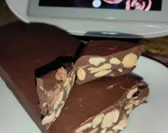 Step <p>Añadir las almendras tostadas y poner 15 segundos / velocidad 2 para que todo se mezcle bien y echar en una caja con un folio, o con papel de burbujas de embalar que queda fenomenal.</p><p><br></p><p><br></p><p><br></p><p>Y a la nevera.</p> illustration