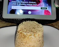 Step <p>Introducimos el atún,el huevo y el bicarbonato ó levadura en el vaso de la Thermomix y programamos 15 seg / vel 4</p> illustration