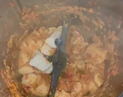 Step <p>Ponga en el vaso el tomate, el pimiento, la cebolla y el ajo.</p><p><br></p><p>-Trocee programando 5 segundos/velocidad 4.</p><p><br></p><p>-Con la espátula, baje los restos de verduras de la tapa y del interior del vaso hacia las cuchillas.</p> illustration