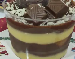 Step <p>A continuación ponemos otra capa de galleta, vainilla, galleta y chocolate.</p><p>Decorar al gusto y reservar en el frigorífico hasta el momento de servir, ( mejor de un dia para otro).<br></p> illustration