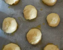 Step <p>Hacemos las bambas:</p><p><br></p><p>-Ponemos en el vaso la leche y la levadura. Programamos 1 minuto/37º/ velocidad 2.</p><p><br></p><p><br></p><p><br></p><p>-Añadimos a continuación, el azúcar, la mantequilla, la cucharadita de sal y las 2 cucharadas de agua de azahar. Programamos 1 minuto/ 37º/velocidad 2.</p><p><br></p><p><br></p><p><br></p><p>-Agregamos la harina y mezclamos 10 segundos/ velocidad 6. Ahora ponemos 3 minutos/ vaso cerrado/ velocidad espiga.</p><p><br></p><p><br></p><p><br></p><p>-Dejamos la masa reposar dentro del vaso 1 hora.</p><p><br></p><p><br></p><p><br></p><p>-Al terminar dividimos la masa en porciones pequeñas en forma de bolitas.</p><p><br></p><p><br></p><p><br></p><p>-Las vamos poniendo en una bandeja de horno forrada, dejando entre ellas bastante separación por que crecen.</p><p><br></p><p><br></p><p><br></p><p>-Las dejamos reposar de nuevo hasta que doblen su volumen.</p><p><br></p><p><br></p><p><br></p><p>-Las pintamos con huevo batido y espolvoreamos el azúcar.</p><p><br></p><p><br></p><p><br></p><p>-Precalentamos el horno a 180º y cuando este las horneamos durante unos 15 minutos o hasta que estén doraditas.</p><p><br></p><p>-Dejamos enfriar las partimos a la mitad y rellenamos con la nata y UMMMMM.</p> illustration