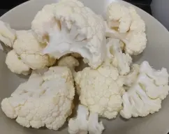 Step <p>Ponemos los ramilletes de coliflor en el vaso y picamos 20 segundos a velocidad 4.</p><p>Retiramos a un bol.</p> illustration