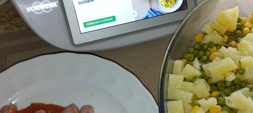MENÚ: PATATAS CON GUISANTES Y MAIZ. SALCHICHAS CON TOMATE CON THERMOMIX EN RIBERA DEL FRESNO