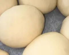 Step <p>Una vez que haya doblado el volumen, lo pintamos cuidadosamente con el huevo, rebajado con un poquito de agua y seguidamente le ponemos el azúcar humedecido.</p> illustration