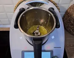 Step <p>Ponemos en el vaso los ajos, el aceite y la cebolla. </p><p>Picamos 4 seg/vel 5 y sofreímos 5 min/varoma/vel 1</p> illustration