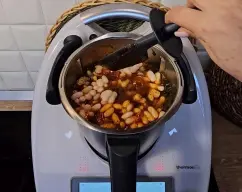 Step <p>Echamos en el vaso todos los demás ingredientes. Removemos bien con la espátula y programamos 12 min/Varoma/giro inverso/vel cuchara.</p> illustration