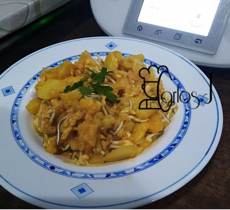 Huevos rotos con patatas y gulas en thermomix, Villanueva de la Serena.