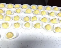 Step <p>Precalentamos el horno a 180º</p><p>Mientras tanto, vamos haciendo bolitas del tamaño mas o menos de una nuez y las vamos colocando en los gorritos.</p> illustration