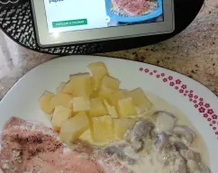 Step <p>Añadir los 150 g de champiñones, 1 cucharadita colmada de ralladura de limón, la nuez moscada en polvo, la sal y pimienta al gusto y cocinar 5 min/90°C/giro inverso/vel 1. Servir el salmón con la salsa y papas.</p> illustration