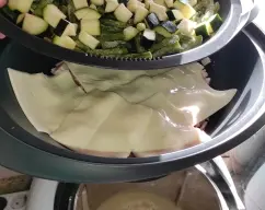 Step <p>Ponemos la bandeja del Varoma y ponemos toda la verdura,tapamos y programamos 25 minutos/ varoma/ Vel 2.</p> illustration