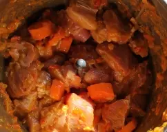 Step <p>Poner en el vaso de la Thermomix la cebolla, pimiento rojo y verde y ajos, 2 seg/ vel.5. Bajar restos hacia las cuchillas. Añadir el aceite y sofreír 10 min/ Varoma/vel. cuchara.</p><p><br></p><p>-Colocar la mariposa, agregar la carne, pimentón y zanahoria, 4 min/100º/ vel. 1.</p><p><br></p><p>- Agua, cacito o pastilla, sal, cayena, comino, laurel y perejil, 20 min/ 100º/ vel. cuchara.</p><p><br></p> illustration