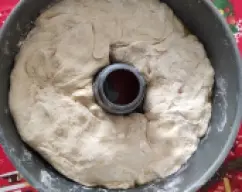 Step <p>Ya tenemos nuestra masa hecha ahora formamos una tira estirando con el rodillo haciendo un rectángulo ponemos el relleno elegido y enrollamos unimos los bordes apretando la masa y lo colocamos en un molde de corona engrasado de 22 a 25 cm con aceite de oliva espolvoreamos una semillitas de sésamo si se quiere esto es opcional.</p><p><br></p><p>-Tapar y cubrir con un paño y dejar levar en un lugar cálido hasta que doble su volumen( sobre una hora aproximadamente)</p><p><br></p><p>-1000 gramos de agua al vaso colocar el varoma en su posición quitar el paño y programar 45 minutos /varoma /velocidad 2</p><p><br></p><p>-Desmoldar pincelar con aceite y dorar horno precalentado a 220 unos 15 o 20 minutos.</p><p><br></p><p>-Yo me he saltado el paso 6 y lo he hecho directamente en el horno y ha quedado buenísima.</p><p><br></p> illustration