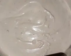 Step <p>-Luego, de nuevo coloque en el vaso de la thermomix el resto de la nata y el turrón blando cortado en trozos, programe. 3 minutos/ 90° / Velocidad 2.</p><p><br></p><p>-Añada la gelatina, previamente escurrida y programe. 3 segundos / Velocidad 3 .</p><p><br></p><p>-Mezcle muy cuidadosamente las dos natas, con movimientos envolventes para no estropear la nota montada.</p><p><br></p><p>-Y coloque en una manga pastelera con el pico de su preferencia la mezcla de nata y turrón De inmediato proceda a armar las capas de la milhojas.</p><p><br></p><p>-Ubique en una bandeja (apta para refrigerar) un disco de chocolate como base, luego coloque el relleno y otra disco de chocolate, alterne este procedimiento las veces que desee, la altura de la milhojas será la deseada.</p><p><br></p><p><br></p><p><br></p><p><br></p> illustration