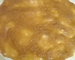 Step <p>Divida la masa en dos partes. Con el rodillo, extienda una parte de la masa sobre la encimera espolvoreada con harina (o entre dos plásticos) y colóquela sobre la bandeja del horno preparada. Unte con el queso cremoso la superficie de la masa dejando libre un borde de 2 cm. Reparta la cebolla confitada y ponga encima los langostinos.</p> illustration