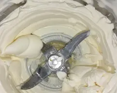 Step <p>Base de galleta</p><p><br></p><p>-Ponga en el vaso las galletas y la mantequilla y programe 2 min/37°C/vel 4. Cubra con la mezcla el fondo de un molde desmontable antiadherente de Ø 24 cm, compacte con una ligera presión y reserve en el frigorífico. Lave y seque el vaso.</p><p><br></p><p>*Mousse de limón:</p><p><br></p><p>-Sumerja la gelatina en un bol con agua fría durante un mínimo de 5 minutos para hidratarla.</p><p><br></p><p>-Pulverice el azúcar y la piel de limón 30 seg/vel 10. Retire a un bol y reserve.</p><p><br></p><p>-Coloque la mariposa en las cuchillas. Ponga la nata en el vaso y, sin programar tiempo, monte a vel 3, hasta que tenga la consistencia deseada, prestando atención para evitar batir en exceso y que se haga mantequilla.</p><p>-Retire la mariposa, ponga en un bol y reserve en el frigorífico.</p><p><br></p><p>-Caliente 80 g de zumo de limón en el vaso 1 min/50°C/vel 1.</p><p><br></p><p>-Añada la gelatina bien escurrida y remueva 10 seg/vel 3 para disolverla.</p><p><br></p><p>-Coloque la mariposa en las cuchillas. Añada el azúcar aromatizado y las yemas. Programe 5 min/80°C/vel 3.5. Retire a un bol y deje enfriar durante 20-30 minutos. Lave bien el vaso y la mariposa.</p><p><br></p> illustration