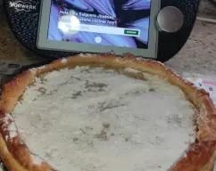 Step <p>- Precalentamos el horno a 180°</p><p><br></p><p><br></p><p><br></p><p>- Cogemos un molde redondo de 23 cm desmontable y untamos un poco de mantequilla derretida y ponemos el hojaldre extendido alrededor por todos los lados y pinchamos con un tenedor bien y lo entramos en la nevera.</p><p><br></p><p><br></p> illustration