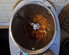 Step <p>Añadimos 2 cucharaditas de pimentón y sofreímos 2 min/100º/vel 1.</p> illustration