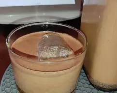 Step <p>-Lo primero vamos a poner el chocolate negro en la thermomix y lo pulverizamos 8 segundos / velocidad 10 .</p> illustration