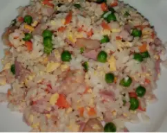 Step <p>-Utiliza la muesca de la espátula para extraer el cestillo del vaso. Vuelca su contenido sobre el arroz reservado, añade el jamón y la tortilla. Mezcla</p> illustration