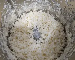 Step <p>Añadimos el AOVE y los ajos y picamos 5 segundos, velocidad 5.</p><p>Sofreimos 10 minutos, temperatura varoma, velocidad 2 <u>sin cubilete</u>, para que queden bien fritos.</p> illustration