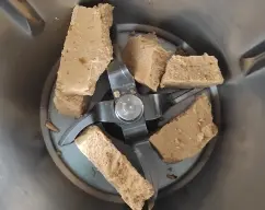 Step <p>Ponga el turrón en el vaso y programe 5segundos/velocidad 4</p><p><br></p> illustration