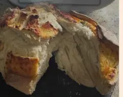 Step <p>Ponemos en el vaso la leche, la levadura, el azúcar y los 150 g de harina. Mezclamos 30 seg/vel 4. Dejamos reposar 15 minutos dentro del vaso.</p><p><br></p><p>-Añadimos la harina de fuerza, las hierbas secas, el parmesano rallado y la sal. Mezclamos 10 seg/vel 4 y después, amase 1 min.</p><p><br></p><p>-Dejamos reposar la masa en el vaso hasta que doble su volumen (30-40 minutos, en función de la temperatura ambiente).</p><p><br></p><p>-Con la espátula, bajamos la masa hacia el fondo del vaso y amasamos 1 min/.Volcamos la masa sobre la superficie de trabajo espolvoreada con harina y amasamos ligeramente.</p><p><br></p><p>-Untamos con mantequilla un molde de cake de 1 litro de capacidad y cubrimos el fondo con papel de hornear.</p><p><br></p><p>-Dividimos la masa en 3 partes iguales, formamos 3 cilindros y cortamos cada cilindro en 20 trozos irregulares del tamaño de una nuez.</p><p><br></p><p>-Colocamos en el fondo del molde 20 trozos de masa, pintamos con mantequilla fundida y espolvoreamos con ⅓ del queso rallado. Ponemos encima otros 20 trozos de masa, pintamos con mantequilla fundida y espolvoreamos con la mitad del queso rallado restante. Terminamos colocando los últimos 20 trozos de masa y pintamos con mantequilla (reservar el queso rallado para espolvorear). Dejamos reposar el molde en un lugar templado, hasta que la masa doble su volumen (40-50 minutos, aproximadamente)</p><p>Precalentamos el horno a 180°C.</p><p>Introducimos el pan en el horno y horneamos 35 minutos (si ve que el pan se dora demasiado, cubrir con papel de aluminio).</p><p><br></p><p>-Retirar el pan del horno (no apague el horno) y separar los bordes del molde con un cuchillo o espátula.</p><p>-Desmoldamos el pan sobre una bandeja de horno cubierta con papel de hornear. Damos la vuelta con cuidado y espolvoreamos con el queso rallado restante.</p><p><br></p> illustration