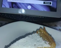 Step <p>- Ponemos en el vaso de la Thermomix los ingredientes del ALMÁBAR,el azúcar,el agua y las gotitas de limón y programamos 6 minutos/100°/ vel 1, dejamos que se enfríe totalmente.</p><p><br></p><p><br></p><p><br></p><p>- Una vez frío ,añadimos las yemas y el huevo ,la harina,la manteca derretida y las almendras molidas y programamos 2 minutos/ vel 3.</p><p><br></p><p><br></p><p><br></p><p>- Ha de quedar una masa homogénea.</p><p><br></p><p><br></p><p><br></p><p>- Vertemos la masa en el molde que teníamos preparado con el hojaldre y horneamos 35 minutos a 180°.</p><p><br></p><p><br></p><p><br></p><p>- Una vez fría decoramos con azúcar glass.</p><p><br></p><p><br></p><p><br></p><p>- ESTÁ BUENISIMA.</p> illustration