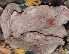 Step <p>-Incorpore los champiñones, el vino, el agua y la pastilla de caldo. Programe 40 min/100º/giro inverso/vel. cuchara.</p> illustration