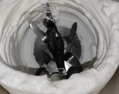 Step <p>-Añada la crema de yemas y limón al bol con la nata reservada y mezcle con la espátula. Añada primero la mitad de las claras montadas y luego la otra mitad, siempre moviendo la espátula de abajo hacia arriba con movimientos envolventes.</p><p>-Vierta la mezcla en el molde reservado con la base de galletas, reparta y deje la superficie lisa. Reserve en el frigorífico durante 1 hora.</p><p><br></p><p>-Mezcle la mermelada con 20 g de zumo de limón y cubra con ella la superficie de la tarta ya cuajada. Deje reposar en el frigorífico un mínimo de 4 horas hasta que esté cuajada.</p><p>-Desmolde y decore con rodajas de limón y con el caramelo líquido. Corte en porciones y sirva.</p><p><br></p> illustration